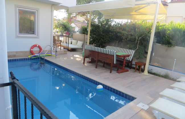 Villasevval-sleeps8-pool-bbq-ac-neartown - Photo 31