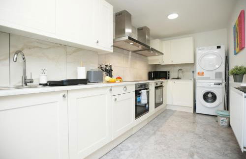 Gloucester Rd By N And N Stays, Newly Refurbed 6 Bed all ensuite house by N And N Stays Ltd, Perfect for contractors and Corporate stays, Close to YTL Arena Site, Pvt Parking for Vans and and work vehicles, Wifi - Foto 52