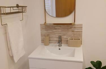 Luxury 1 bed apartment close to Airport and Exhibition centre ideal for short long term stays very cosy nicely furnished for comfort with all mod cons FreeParking on site Free WIFI - Foto 33