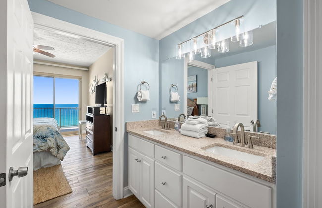 Beautiful Condo with Spacious Balcony to Enjoy Fascinating Ocean View - Unit 1002 by RedAwning - Foto 8