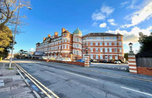 Burlington Mansions - FREE ALLOCATED PARKING - 8 mins walk to the beach - Gym - Pool Table - Brought to you by Coastline Retreats - Photo 7