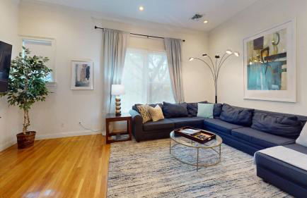 3-Bed 2-Bath Brookline Village Townhome w Deck - Foto 6