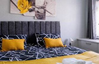 Spacious Cosy 3-Bedroom Home - Photo 18