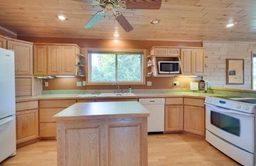 Lakefront Birchwood House with Deck and Fire Pit! - Foto 9