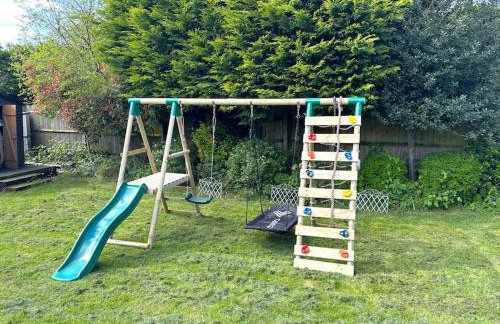 Kennedy Villa - 5 Bedroom House with Hot Tub, WiFi, Free parkings, Close to Bicester Village - Foto 22