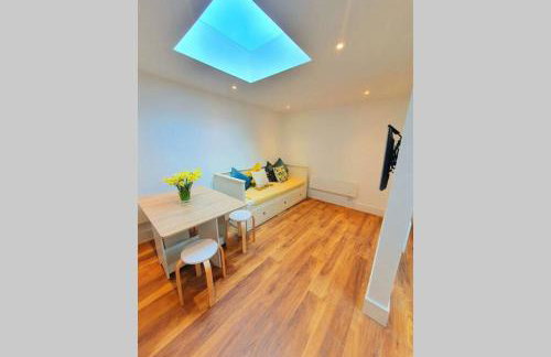 Cosy detached studio- walking distance to CWOA! - Photo 1