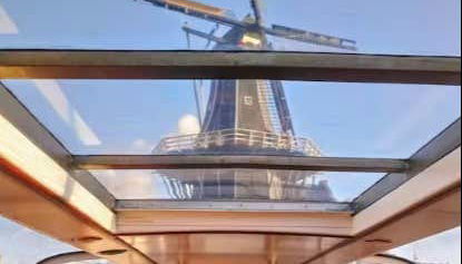 Un tipico mulino olandese visto dalla barca