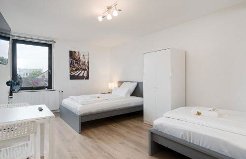 Einfach aber sehr komfortabel - Wohnung für 12 Personen - 2xWC - Gruppen, Messe, Monteure, Studenten - Voll ausgestattet - 6 Betten 140x200cm hochwertig, 3 Smart-TV 55 Zoll Netflix, 1000 Mbit WLAN, voll ausgestattete Küche - Foto 11