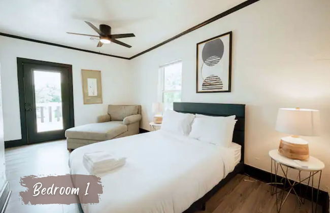 Cozy 6BR Home Near Plaza Dist -sleeps 15 - Photo 26