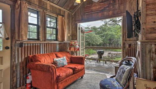 Snuggle Inn Wimberley Cabin with Fire Pit and Deck - Foto 4