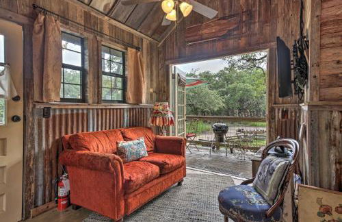 Snuggle Inn Wimberley Cabin with Fire Pit and Deck - Foto 4