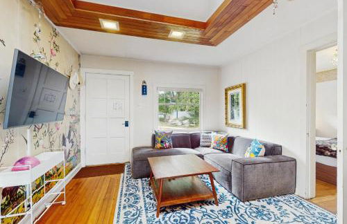 Whimsical Getaway - Photo 3