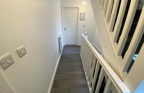 3- Bedroom House -Private Parking - contractors welcome- 2 Min M62 - Foto 14