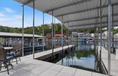 Beautiful Lake Front Home with Private Dock In Lick Branch Cove - Foto 44