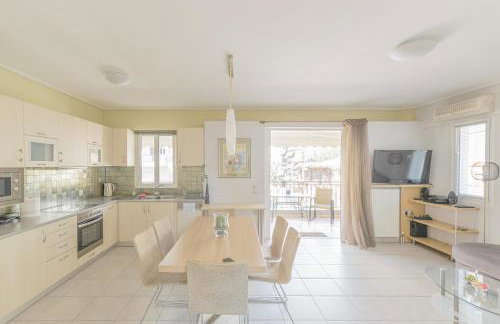 Family Sunny 2 bedroom near center 50m busstop,300m busstop Acropolis - Foto 1