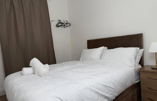 Spacious 3 Bed House Perfect for Contractors & Families with free Wi-fi and Parking - Foto 15