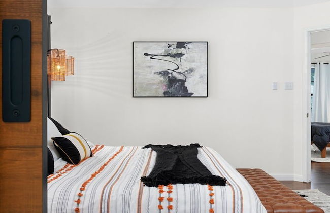 High End Home w Pool Hot Tub Gameroom - Photo 12