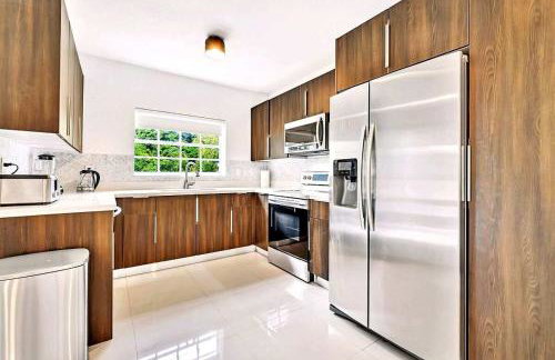 Bright 4BR North Miami Villa Close to Beaches and Huge Backyard - Foto 17