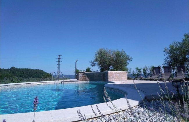 Modern Villa With Swimming Pool and Garden - Photo 14