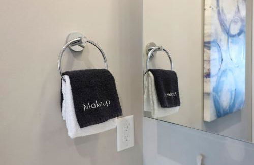 Modern Townhome, Large Game Room, 10min to Downtown! Sleeps 10! - Foto 33