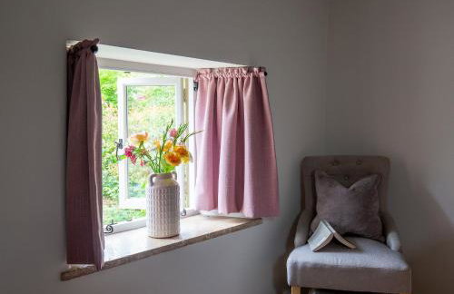 Climbing Rose Cottage - Dog Friendly - Peaceful Cotswold Cottage - Photo 27