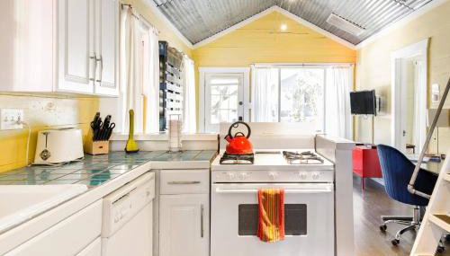 Peaceful Bungalow with Fenced Yard near Shops and Cafes - Foto 5