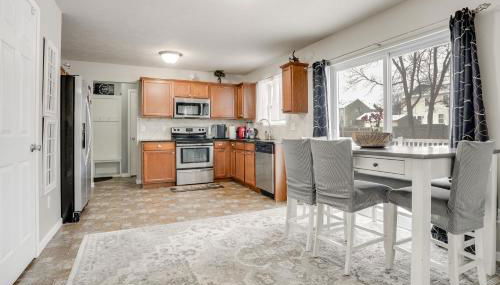 Spacious Family Getaway with Yard in Kalamazoo! - Foto 4