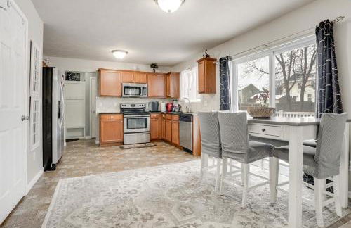 Spacious Family Getaway with Yard in Kalamazoo! - Foto 4