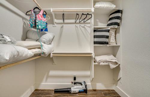 Lakefront Gem with Hot Tub and Game Room in Graford - Foto 14