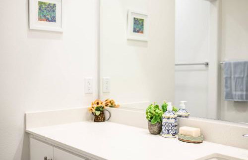 Spacious 5BR Getaway w Game Room & Modern Comfort - Photo 14