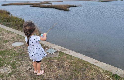 Marsh House, HOT TUB, Waterfront, KING bed, Close to Lejeune, - Foto 17