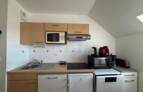 L'air marin Apt avec belle terrasse vue dégagée séjour lumineux 10 mn à pied mer et centre Port en Bessin, tous commerces et restaurants, proche Bayeux et Omaha Beach - Photo 7