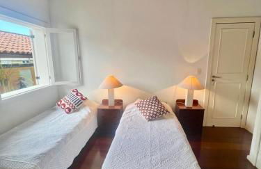 Vista dos sonhos na beira do mar de Angra com pier - Foto 24