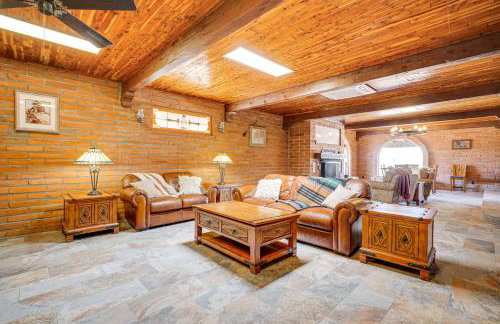 10-Acre Desert Oasis with Expansive Patio in Tucson! - Foto 4