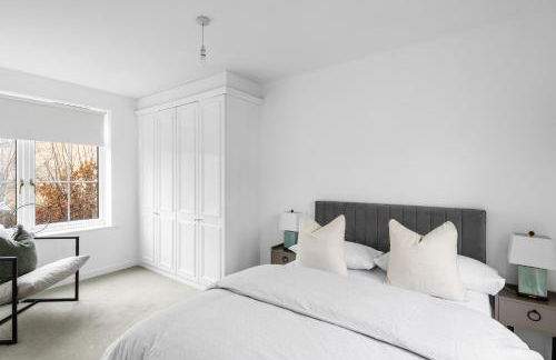 Luxurious 3 Bed House with Free Parking, Sky TV, Movies & Netflix - Foto 29