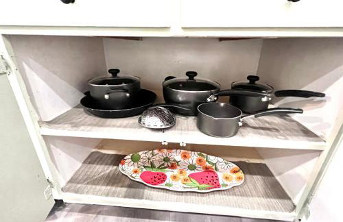 Main St New with AC Monthly stays Charming Cottage KING BED - Foto 30