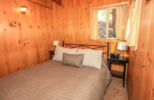 Owl Cabin - Sierra style cabin located on a quiet road in Fawnskin and backs up to National Forest! - Foto 9