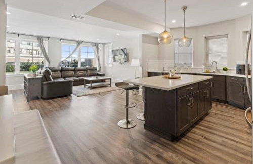 Luxurious 8BR Beach Duplex w Ocean Views - Photo 3