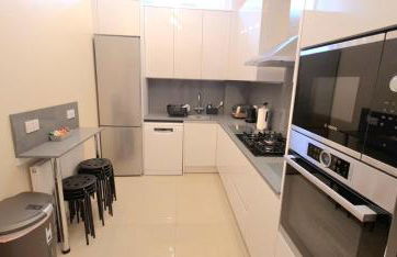 London Luxury 3 bedroom flat, 2 bathrooms, Living Room, free parking, 4 mins to station, garden - Foto 3