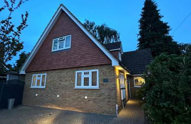 Contemporary detached house short train to London - Photo 18