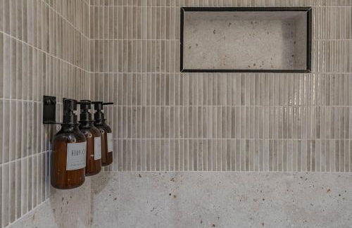 NEW Refurbished Modern Apartment - Photo 22