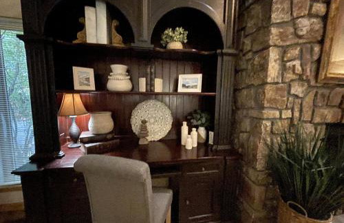 C19, One bedroom luxury, log-sided Couple's Cottage with private hot tub and unique extras cottage - Foto 12