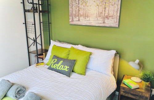 Lovely 4-bed home sleeps 8 Nr Bolton Stadium & M61 - Photo 2