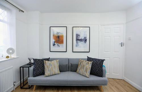 Aisiki Stays Apartments at Hillingdon, 3-Bedroom & 2-Bathroom, Pet-Friendly House with Garden, King or Twin Beds with Free WiFi and Parking Space - Foto 7