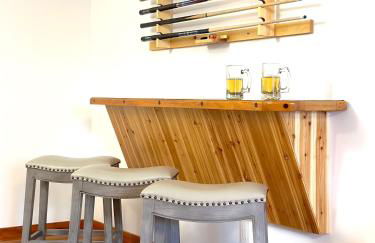 Stylish Mountain Chalet 15mins to Gore Mountain , Large Hot Tub, Playroom & Large Heated Pool - Foto 11