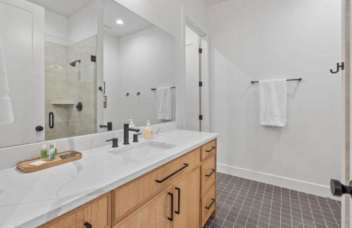 Pecan Valley Oasis - Lux Pool, Sauna and Theater - Foto 42