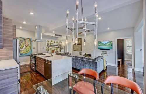 Modern 2BR Condo with Sunroom near Uptown - Foto 15