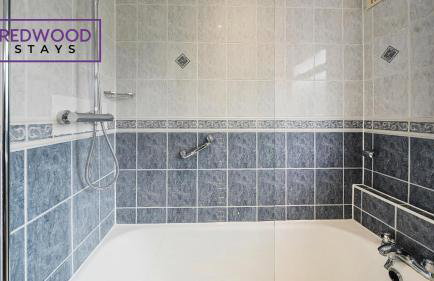 3-Bedroom Serviced House, Free Parking for 2 Cars, Free WiFi By Redwood Stays - Foto 21