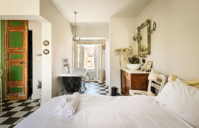 Elegant 1BR Apt w Balcony in the City - Photo 8