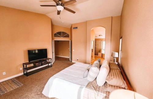 Luxury Pool Home! Amazing Back Yard Oasis - Foto 16